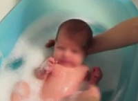 Hay que bañar al cachorro como haríamos con un bebe